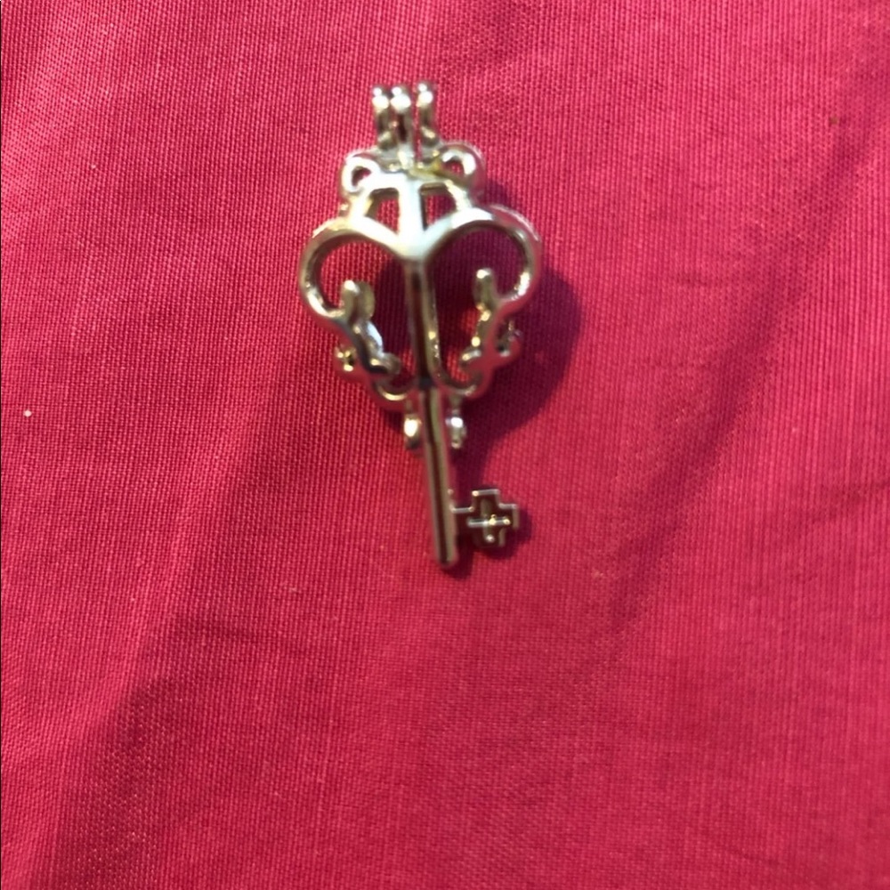 Beautiful sterling silver key pearl cage